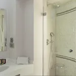 دو لا بلاس دو لوفر - إسبريت دي فرنس فندق 4*