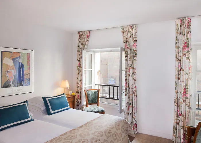 De La Place Du Louvre - Esprit De France פריז