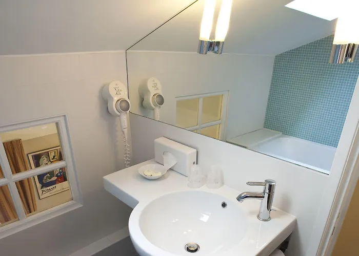 De La Place Du Louvre - Esprit De France