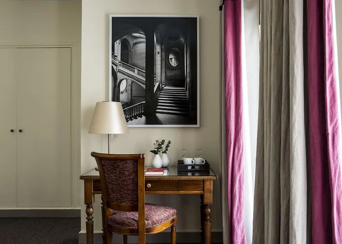 De La Place Du Louvre - Esprit De France