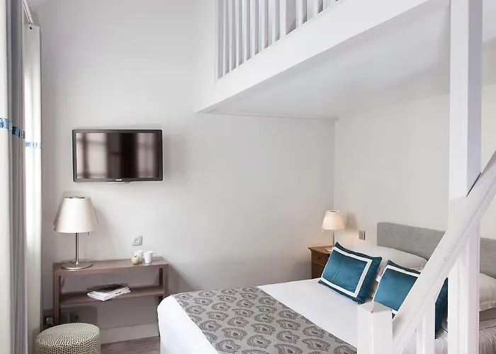 De La Place Du Louvre - Esprit De France פריז